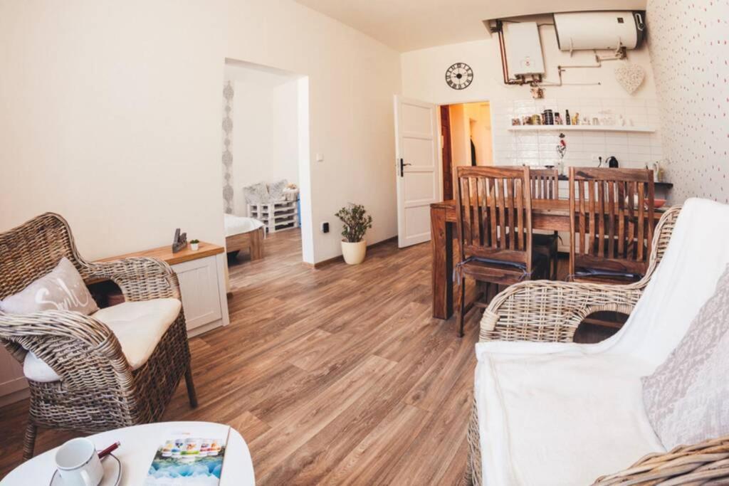 Stylovy Apartman V Centru Nachoda Luaran gambar